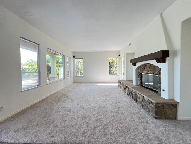 Building Photo - Luxury En Suite Living & Panoramic Views