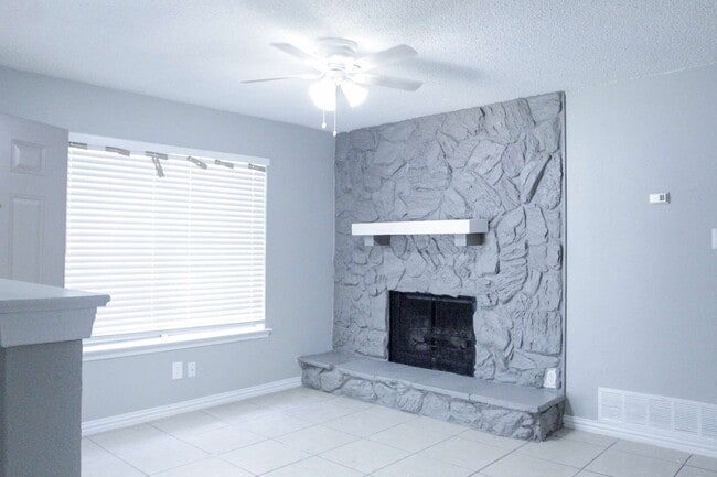 Building Photo - 412 Hollandale Cir