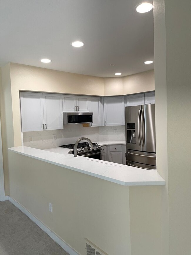 Building Photo - Fantastic Condo in the Heart of Downtown B...