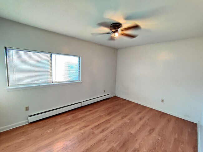 Building Photo - Oakville 218A