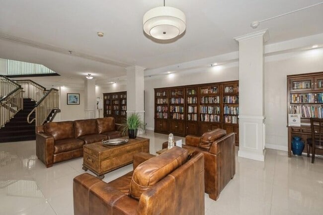 Building Photo - 333 NE 21st Ave