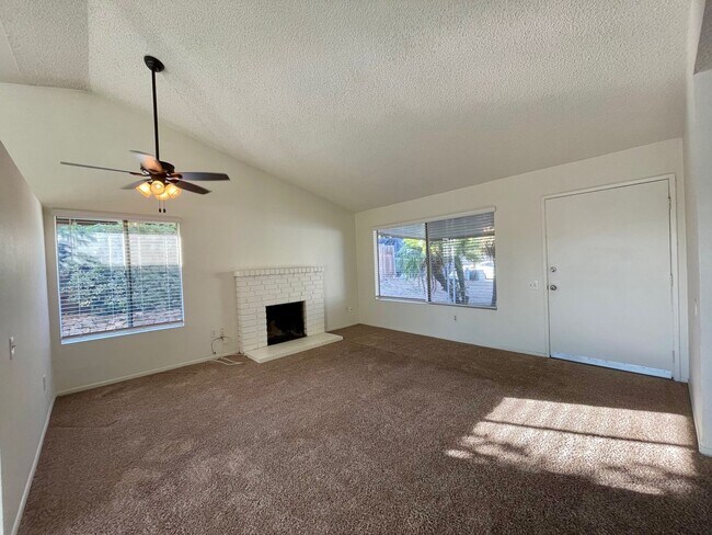Building Photo - 4 bed-2 bath Single Story House with 2-Car...