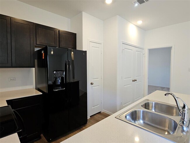 Building Photo - 418 Paddlefish Ln