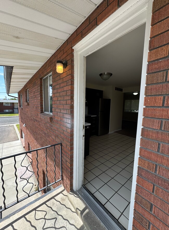 Building Photo - South 520 Fourplex