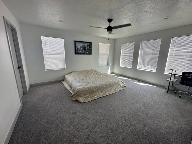 Building Photo - Modern 3-Story House with Rooftop Access-option to rent mother in law apartment separately