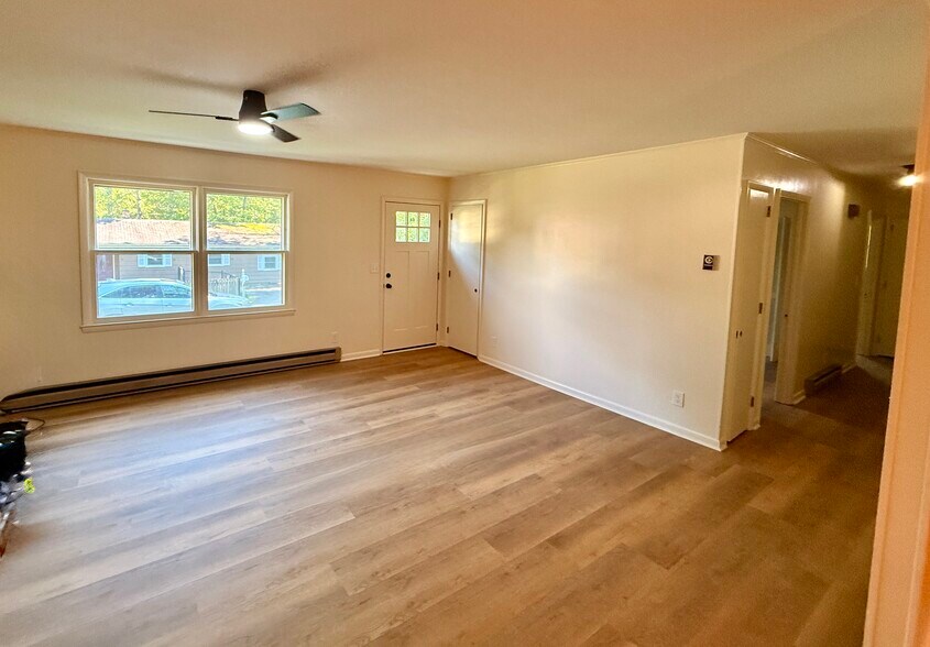 Building Photo - 130 Maple Dr