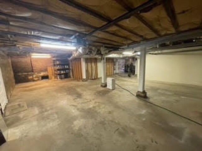 Building Photo - Beautiful cottage with gourmet kitchen. 3 ...