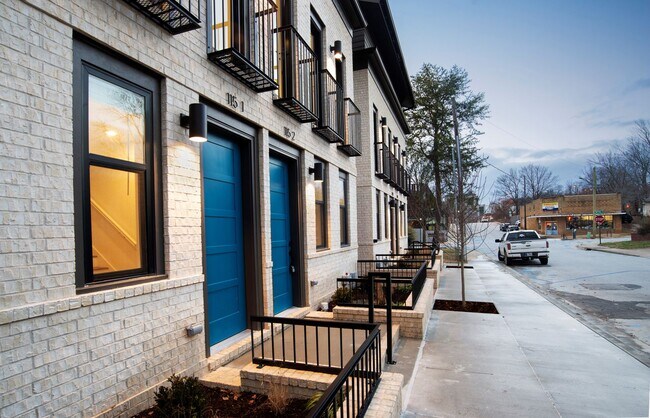 Building Photo - Sleek & Charming Newly Constructed Townhouse in Downtown Fayetteville!