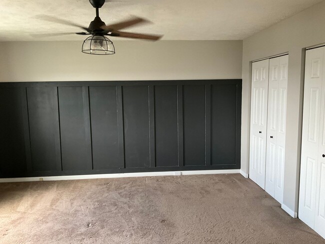 Building Photo - Large 3 Bedroom 2.5 bath townhome with additional finished room.