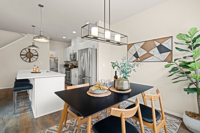 Building Photo - Pet Friendly Three Bedroom Townhome