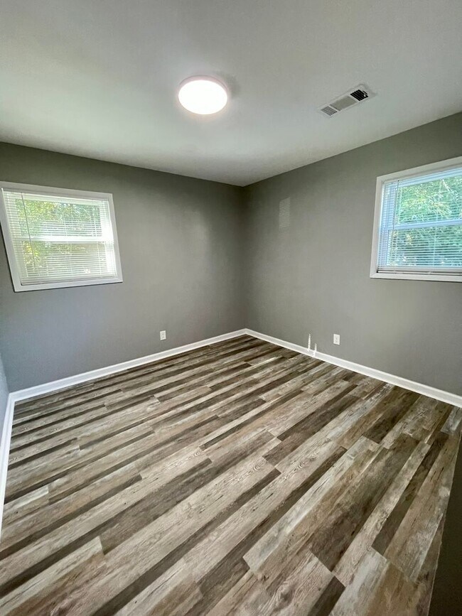 Building Photo - Beautifully remodeled home in Riverdale wi...