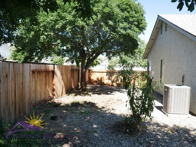 Building Photo - Bright 3 Bed 2 Bath 1,477 Sq. Ft. Sacramen...