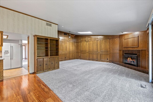 Building Photo - 2 bedroom 2 bath townhome located on the B...
