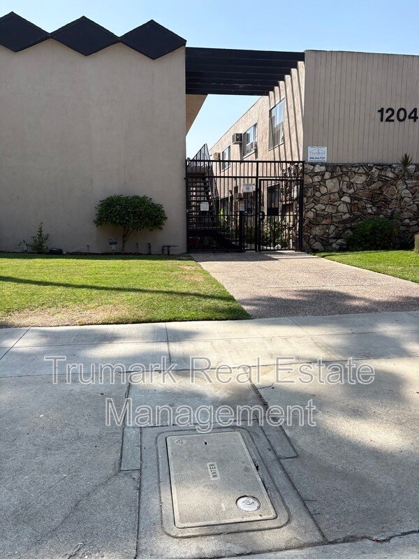 Building Photo - 1204 E Lexington Dr