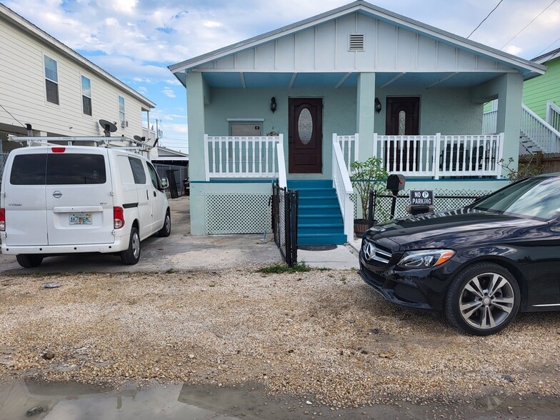 Building Photo - D4 10th Ave