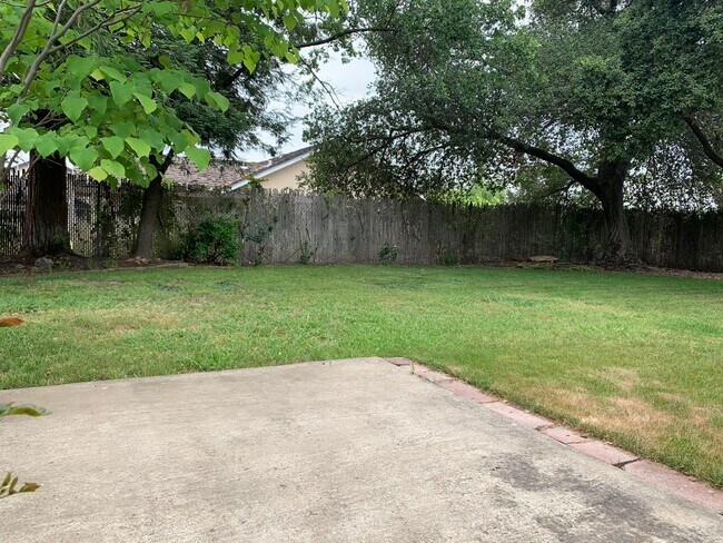 Building Photo - 3 bed 2 bath 2 car garage with mature trees