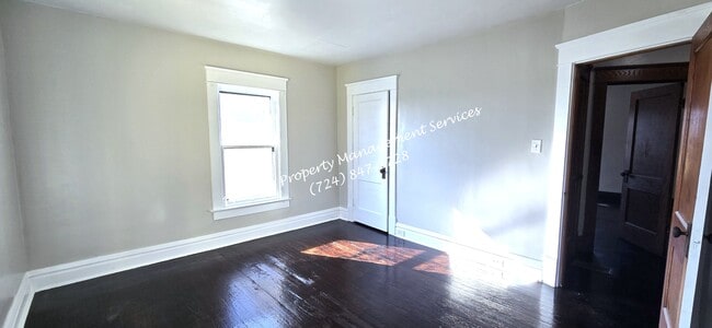 Building Photo - 922 Winslow Ave