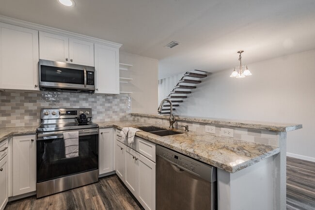 Building Photo - 2121 Fountain View Dr