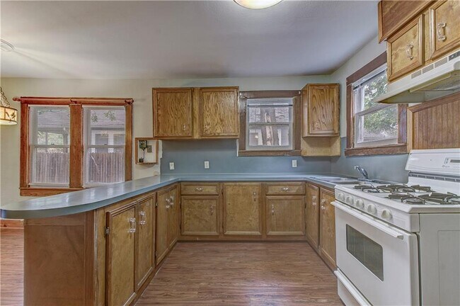 Building Photo - 607 E 15th St