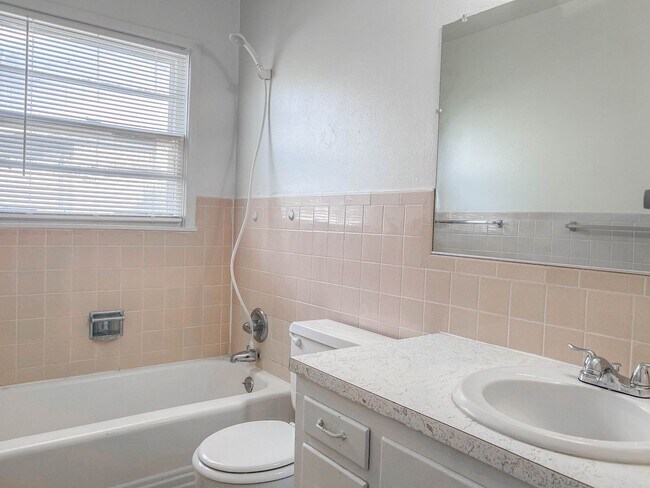 Building Photo - Pre-Leasing - 3 bed 2 bath