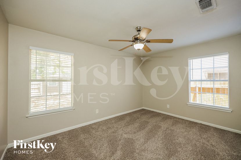 Building Photo - 523 Pinehurst Blvd