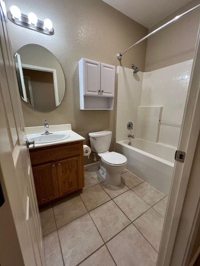 Building Photo - Tracy: $2839 3 bedroom 2 bath single story...