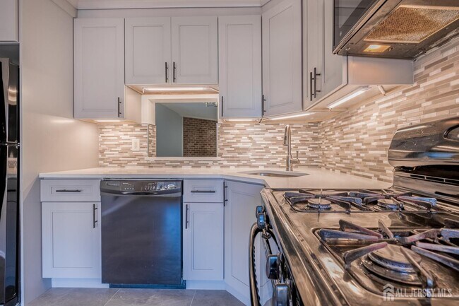 Building Photo - 1101 Doolittle Dr