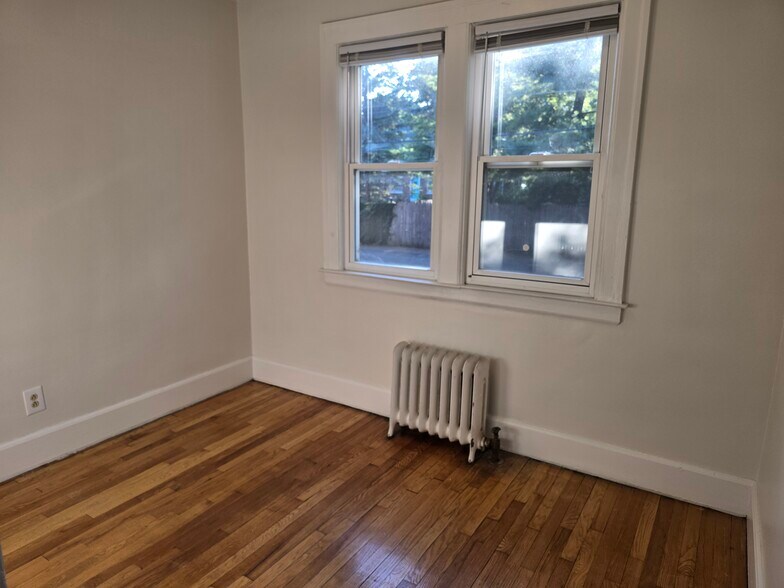 Building Photo - 843 Beaconsfield Ave