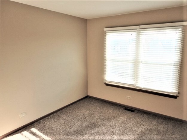 Building Photo - 613 Doral Ln