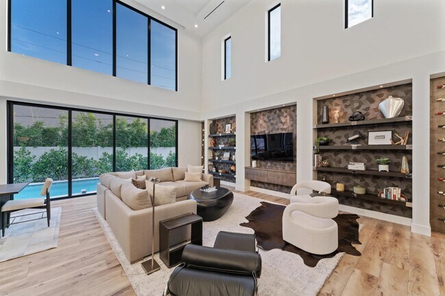 Building Photo - 214 28th St