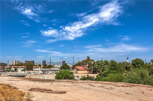Building Photo - 1926 Papago Ln