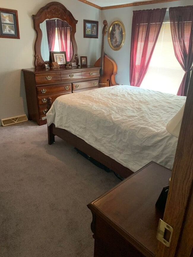 Building Photo - Welcome to this  4-bedroom, 2-bathroom home located in the picturesque Sevierville, TN.