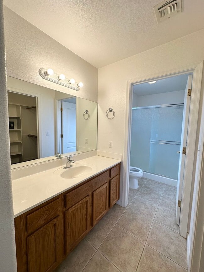 Building Photo - Great 3 Bedroom Home with Detached Garage!