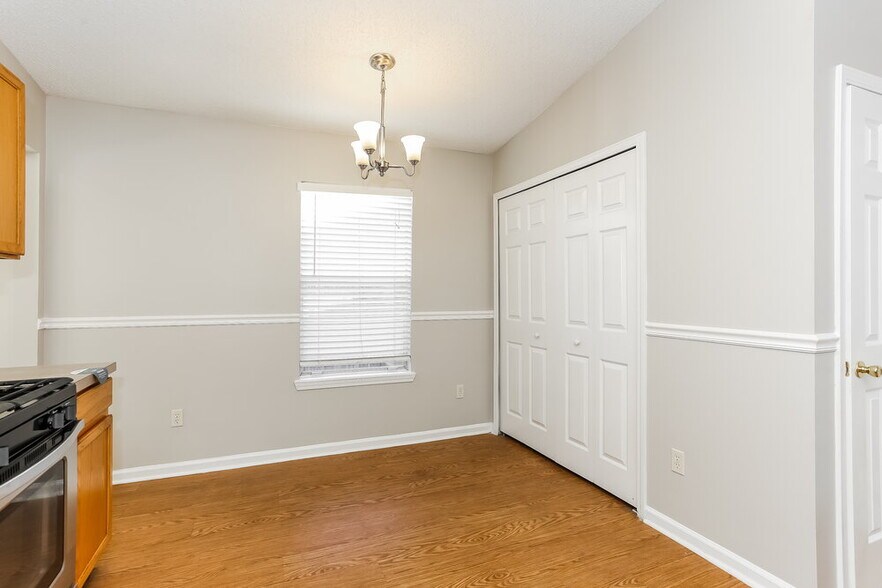 Building Photo - 7510 International Village Dr