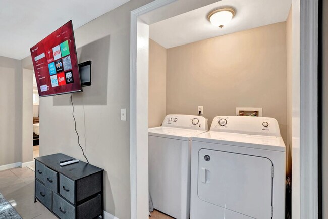 Building Photo - 408 Martin St