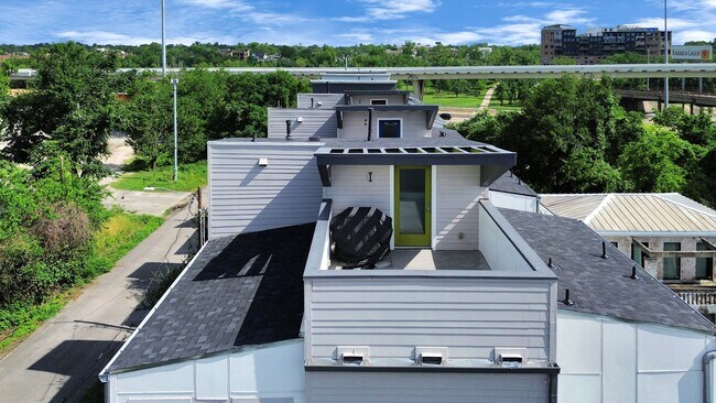 Building Photo - 2302 Johnson St