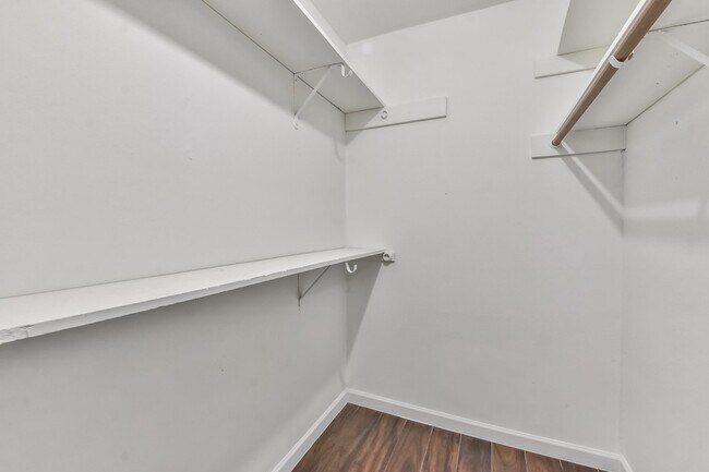 Building Photo - 9718 John Bank Dr