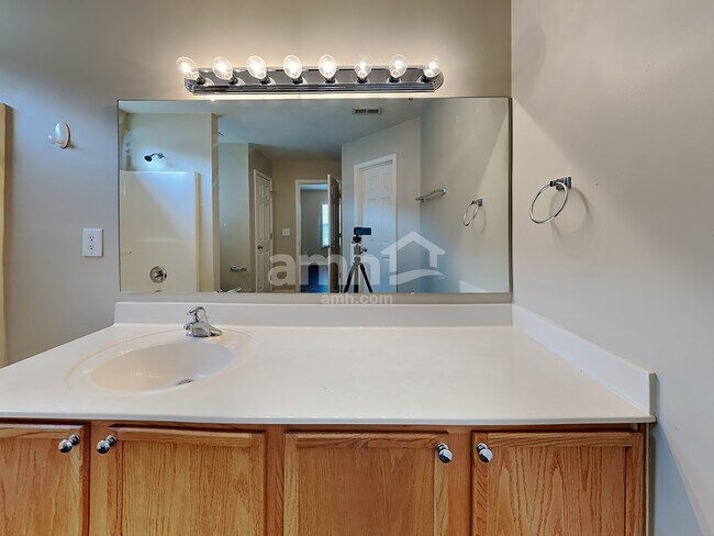 Building Photo - 926 Wolf Pack Way