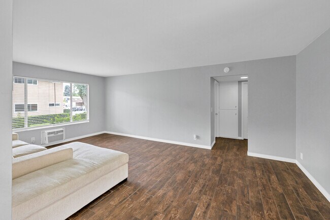 Living Room 3 - 4475 Dale Ave