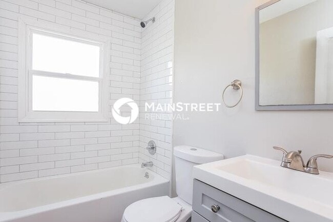 Building Photo - 4 Bedroom Pet-Friendly Home in INDEPENDENCE, MO with Main Street Renewal