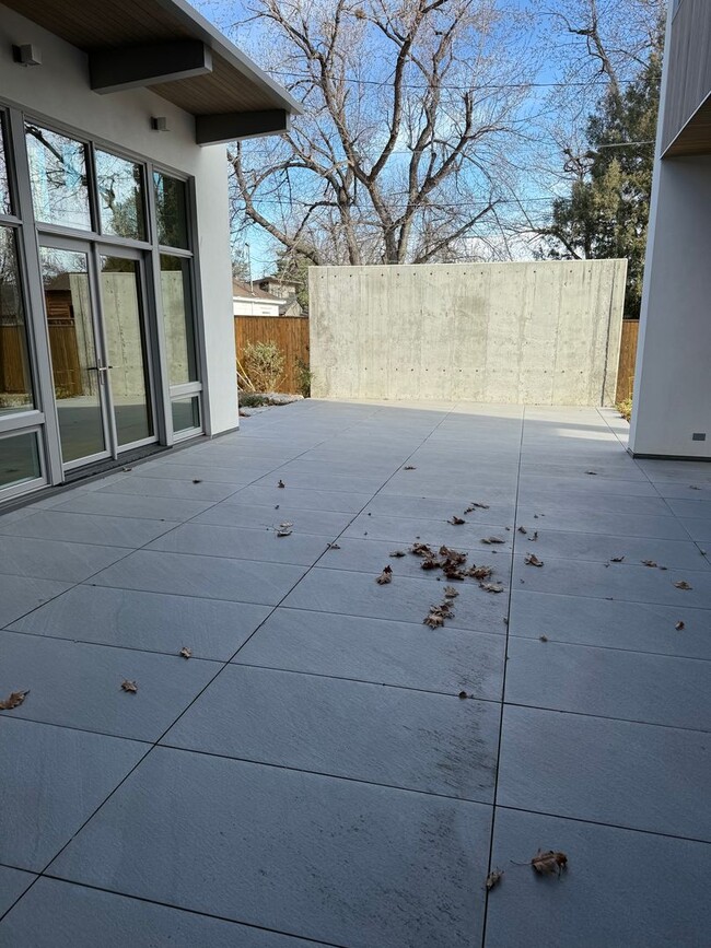 Building Photo - Silver Maple Stunning