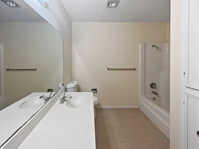 Building Photo - 504-510 East Sunset Circle