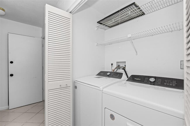 Building Photo - 5051 Pine Dr