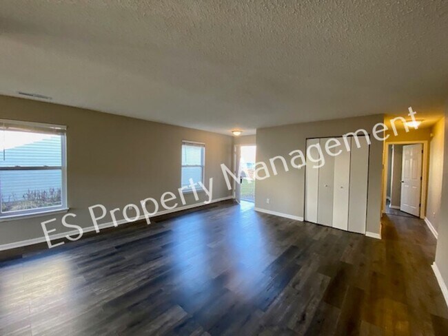 Building Photo - Stunning 3 Bedroom 2 Bath Home in Franklin Township!