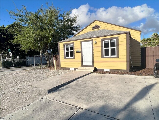 Building Photo - 326 NW 23rd Ave