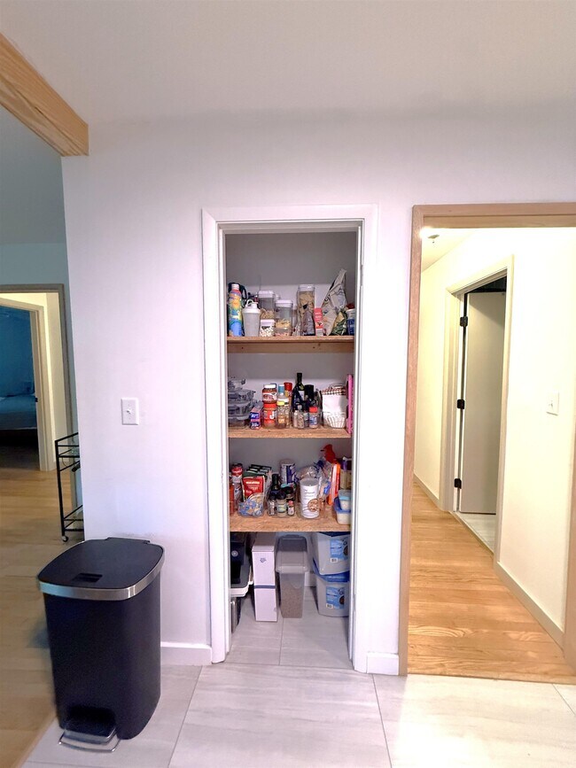 Building Photo - 629 Dart St