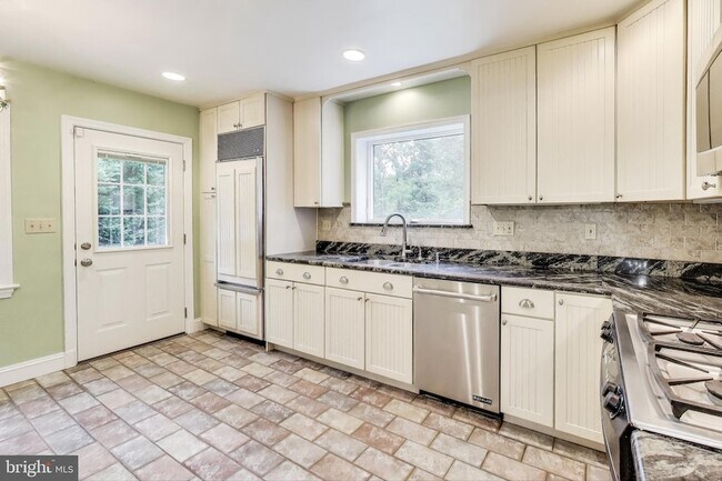 Building Photo - 9326 W Parkhill Dr