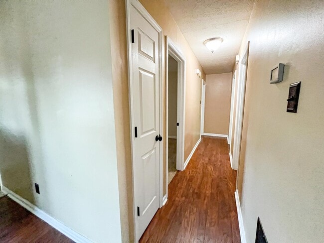 Building Photo - 1559 Summerhill Dr