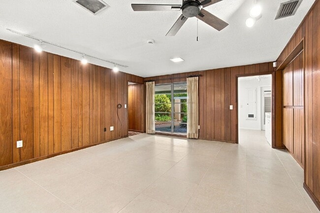 Building Photo - 1257 Fairway Cir S