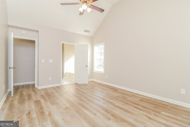 Building Photo - 2975 Northcliff Dr